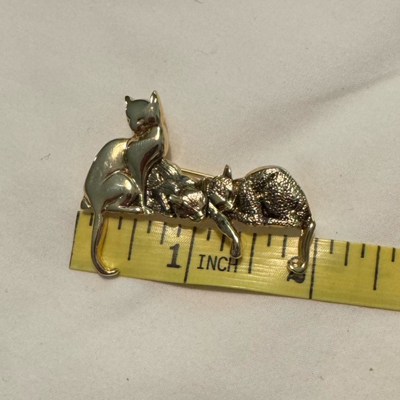 Vintage Boston MFA Gold tone cat brooch. EUC, 2” long, 1.5” high - Picture 4 of 6